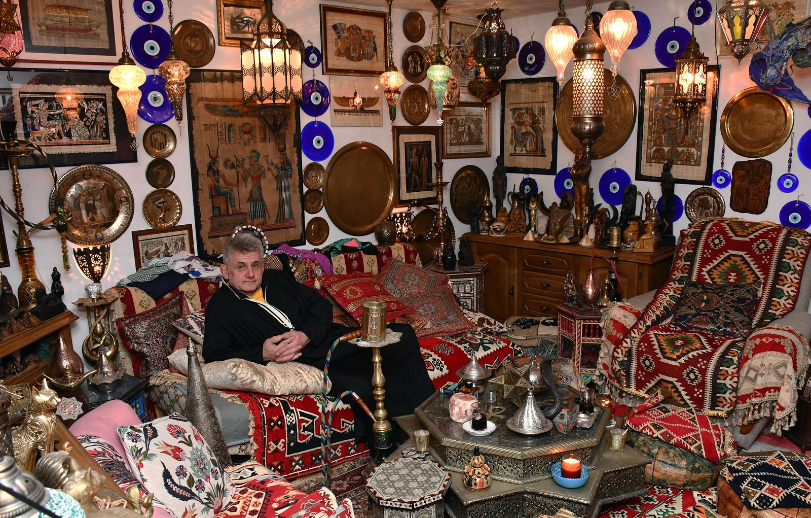 Brođanin Stanislav Hudi živi u kući koju je uredio u egipatskom stilu Brođanin Stanislav Hudi živi u kući koju je uredio u egipatskom stilu