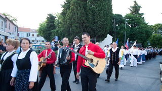 Biograd: 6. Dugi svehrvatski eno-eko-gastro-etno stol, Foto: Franjo Jurić Biograd: 6. Dugi svehrvatski eno-eko-gastro-etno stol, Foto: Franjo Jurić