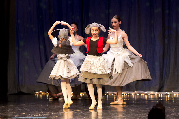 Plesna čestitka Zadarskog plesnog ansambla, Foto: Leo Banić Plesna čestitka Zadarskog plesnog ansambla, Foto: Leo Banić