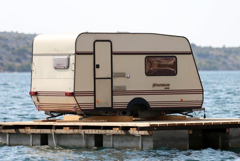 Šibenik: Kamp kućica na splavi plijeni pažnju