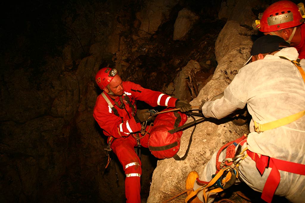 HGSS-ova akcija spašavanja pasa iz Živkine jame (foto: Zoran Erceg)