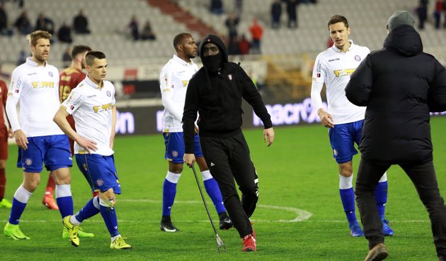 Maskirani huligan utrčao na teren tijekom utakmice Hajduk – Rijeka