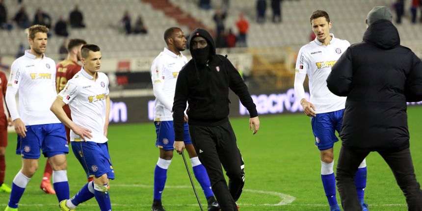 Maskirani huligan utrčao na teren tijekom utakmice Hajduk – Rijeka