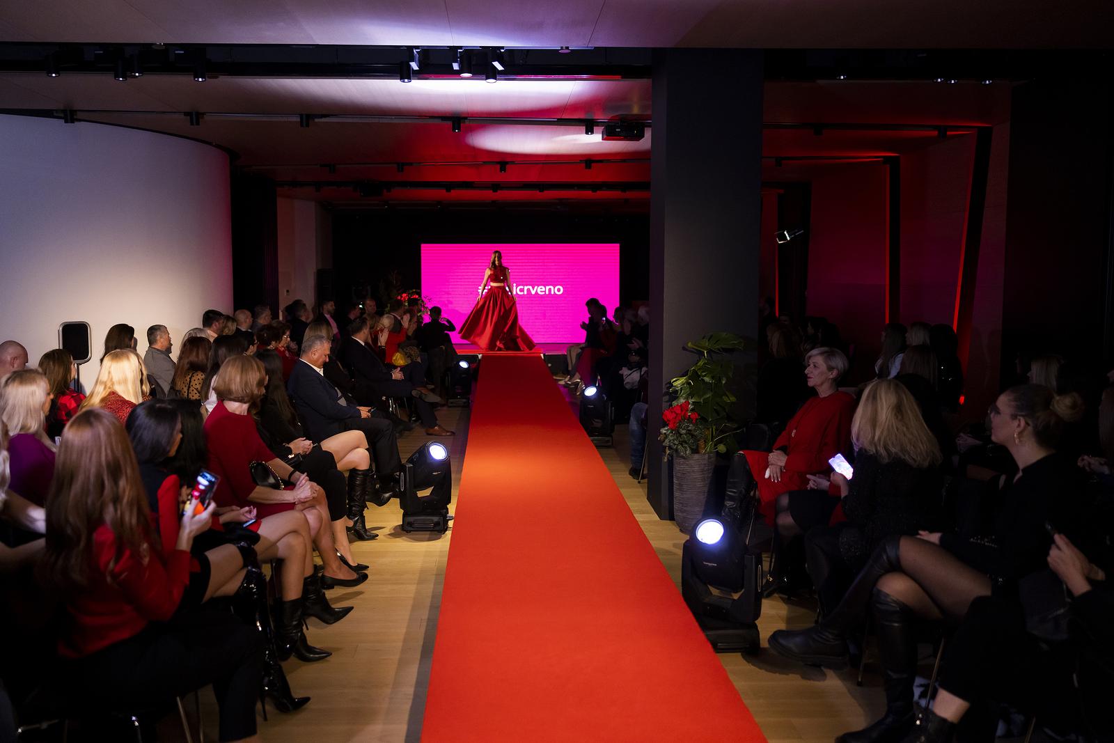 Dan crvenih haljina – modna revija u Splitu