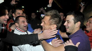 Zagreb, 121111.
Povratak hrvatske nogometne reprezentacije u Zracnu luku Pleso nakon kvalifikacijske utakmice za Europsko prvenstvo u kojoj su pobijedili Tursku za 3: 0. Docekalo ih je oko stotinjak vjernih navijaca.
Na slici: Ivica Olic i navijaci.
Foto Zagreb, 121111.
Povratak hrvatske nogometne reprezentacije u Zracnu luku Pleso nakon kvalifikacijske utakmice za Europsko prvenstvo u kojoj su pobijedili Tursku za 3: 0. Docekalo ih je oko stotinjak vjernih navijaca.
Na slici: Ivica Olic i navijaci.
Foto