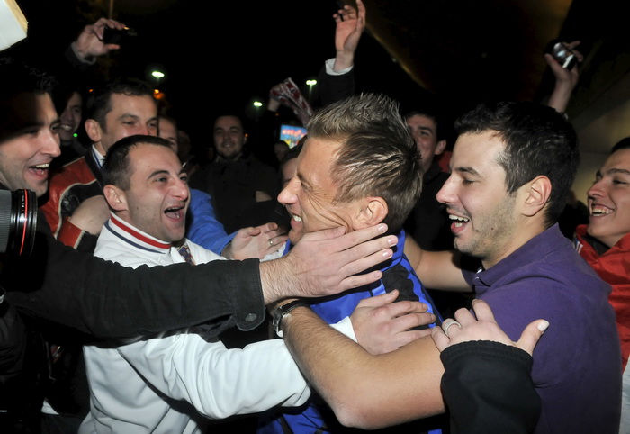 Zagreb, 121111.
Povratak hrvatske nogometne reprezentacije u Zracnu luku Pleso nakon kvalifikacijske utakmice za Europsko prvenstvo u kojoj su pobijedili Tursku za 3: 0. Docekalo ih je oko stotinjak vjernih navijaca.
Na slici: Ivica Olic i navijaci.
Foto Zagreb, 121111.
Povratak hrvatske nogometne reprezentacije u Zracnu luku Pleso nakon kvalifikacijske utakmice za Europsko prvenstvo u kojoj su pobijedili Tursku za 3: 0. Docekalo ih je oko stotinjak vjernih navijaca.
Na slici: Ivica Olic i navijaci.
Foto