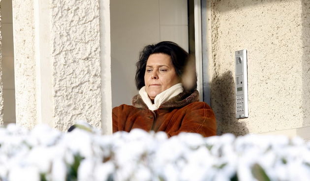 Zagreb, 271210. Kozarceva ulica. Djelatnici Uskoka dosli su popisivati i plijeniti vrijedne umjetnicke slike iz kuce bivseg premijera Ive Sanadera. Na slici: Mirjana Sander ispred svog ulaza. Foto: Goran Mehkek / Cropix