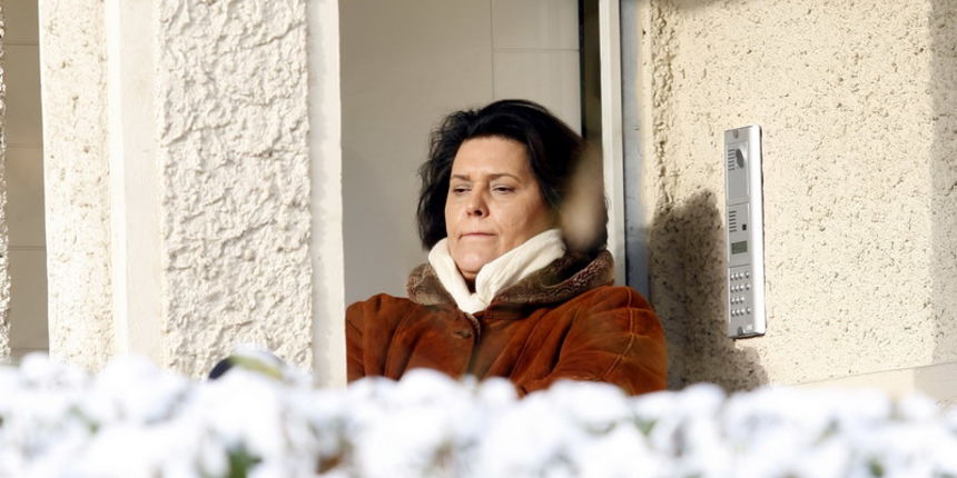 Zagreb, 271210. Kozarceva ulica. Djelatnici Uskoka dosli su popisivati i plijeniti vrijedne umjetnicke slike iz kuce bivseg premijera Ive Sanadera. Na slici: Mirjana Sander ispred svog ulaza. Foto: Goran Mehkek / Cropix