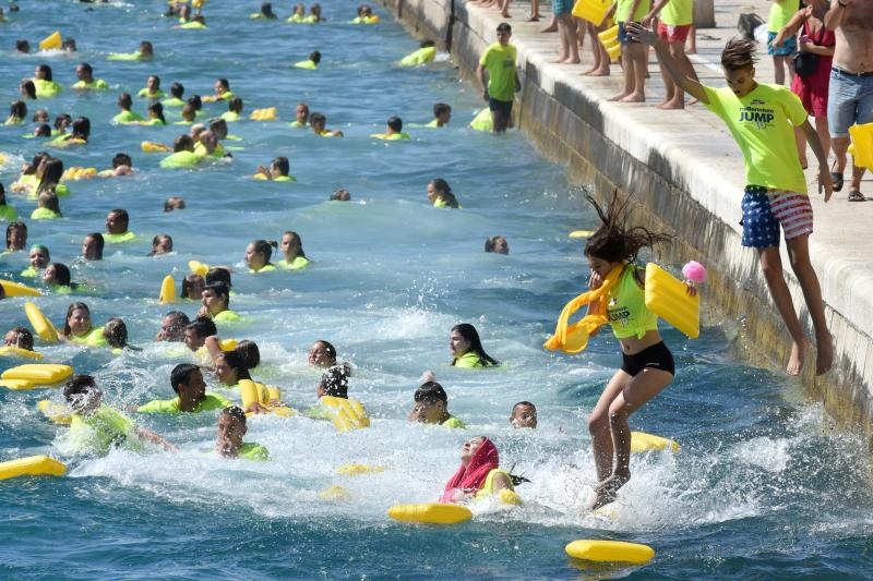 Jubilarni 10. dm Millennium Jump na zadarskoj rivi, Photo: Dino Stanin/PIXSELL Jubilarni 10. dm Millennium Jump na zadarskoj rivi, Photo: Dino Stanin/PIXSELL