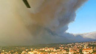 Zračne snage i vojnici gase veliki požar na Pelješcu