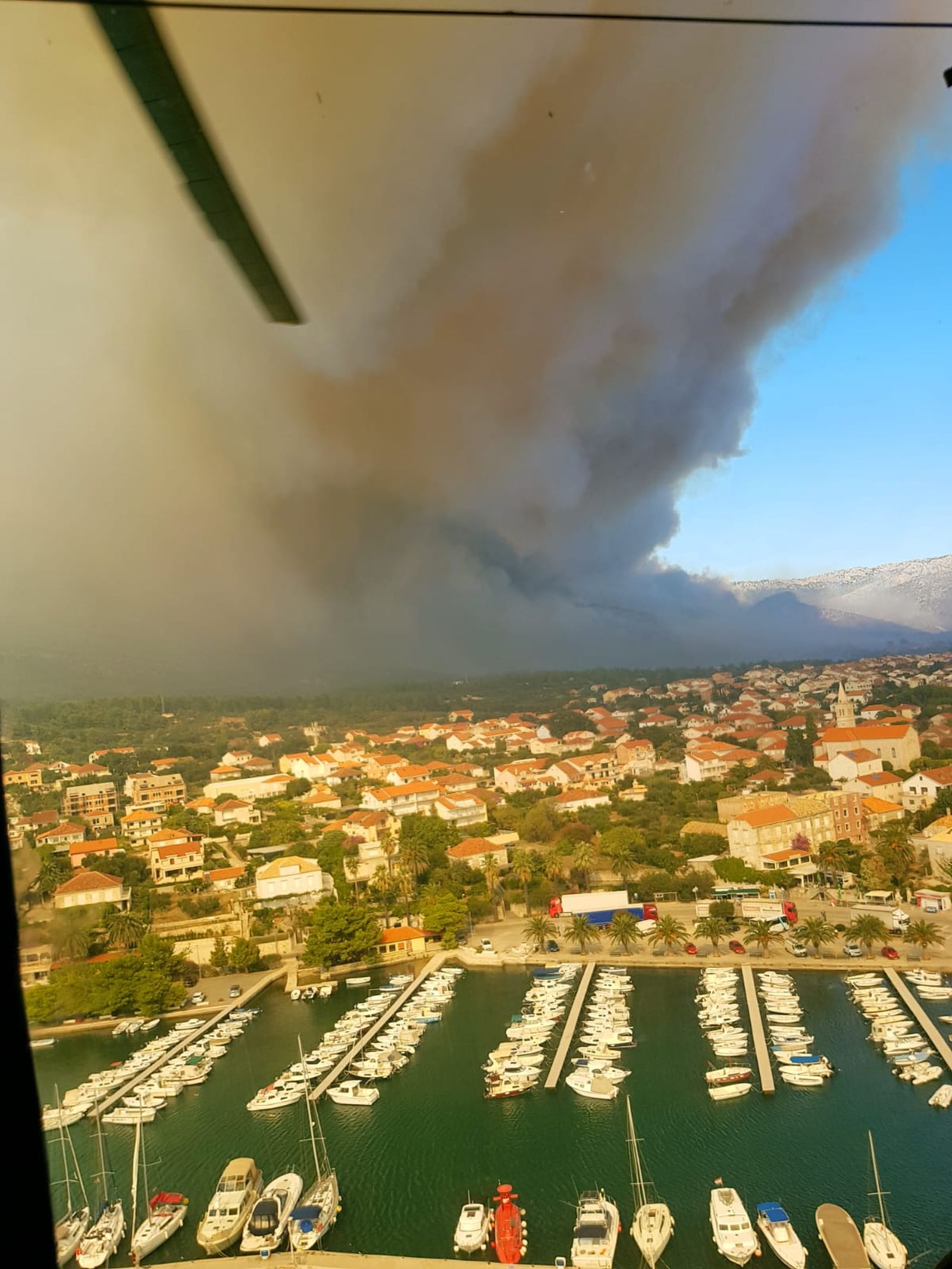 Zračne snage i vojnici gase veliki požar na Pelješcu