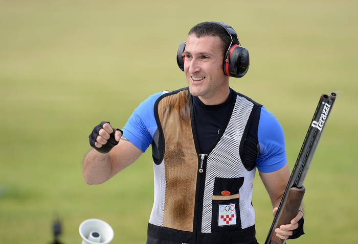 London, 060812.
Hrvatski strijelci Anton Glasnovic i Giovanni Cernogoraz u finalu trapa tijekom Olimpijskih Igara u Londonu.
Na fotografiji: Giovanni Cernogoraz osvojio je zlato.
Foto: Drago Sopta / CROPIX