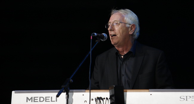 Split, 130610.
U Spaladium Areni odrzan je koncert na kojem je prikupljan novac koji ce biti iskoristen za pravnu pomoc hrvatskim generalima koji odgovaraju u Haagu i pred hrvatskim pravosudjem. Nastupali su Thompson, Oliver Dragojevic, KUD Cambi, Dalmati Split, 130610.
U Spaladium Areni odrzan je koncert na kojem je prikupljan novac koji ce biti iskoristen za pravnu pomoc hrvatskim generalima koji odgovaraju u Haagu i pred hrvatskim pravosudjem. Nastupali su Thompson, Oliver Dragojevic, KUD Cambi, Dalmati