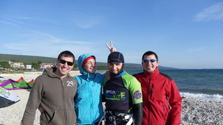 Druzenje uz surf i kite na plazi Makarska u Sukosanu Druzenje uz surf i kite na plazi Makarska u Sukosanu