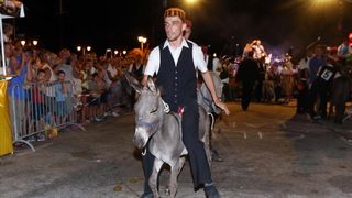 U Tribunju su održane 49. po redu magareće trke na kojima je sudjelovalo 12 jahača, a pobjedu je odnio Roko Popov na magarcu Renault 4. Photo: Duško Jaramaz/PIXSELL U Tribunju su održane 49. po redu magareće trke na kojima je sudjelovalo 12 jahača, a pobjedu je odnio Roko Popov na magarcu Renault 4. Photo: Duško Jaramaz/PIXSELL