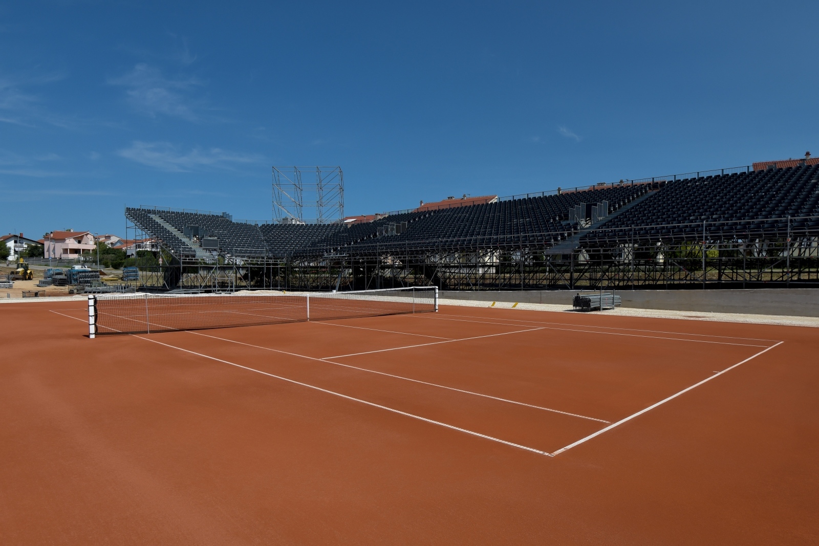 Pri kraju radovi na montažnim tribinama teniskog terena u SC Višnjik