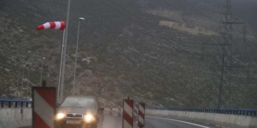 Mokri kolnici pozivaju na oprez u voznji. Photo: Ivo Cagalj/PIXSELL