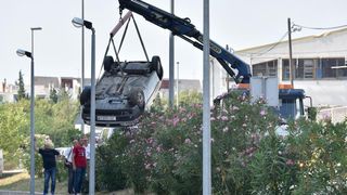 Zadar: U nesreći u ulici Benka Benkovića došlo do prevrtanja vozila koje je palo na parkiralište