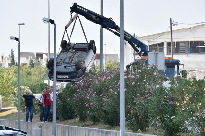Zadar: U nesreći u ulici Benka Benkovića došlo do prevrtanja vozila koje je palo na parkiralište