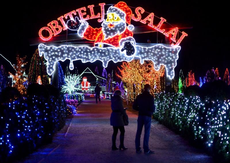 24.12.2014., Cazma, Grabovnica – Obitelj Salaj svoje imanje ukrasila je s milijun i petsto tisuca lampica povodom Bozicnih i Noogodisnjih blagdana. Bozicnu pricu svake godine posjecuju mnogobrojni turisti. Photo: Marko Prpic/PIXSELL