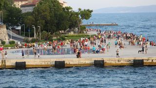 Panoramske fotografije s trajekta koji vozi od Zadra do otoka Ugljana. Photo: Filip Brala/PIXSELL Autor  Filip Brala/PIXSELL KLJUČNE RIJEČI  panorama, morske orgulje, pozdrav suncu, trajekt, riva