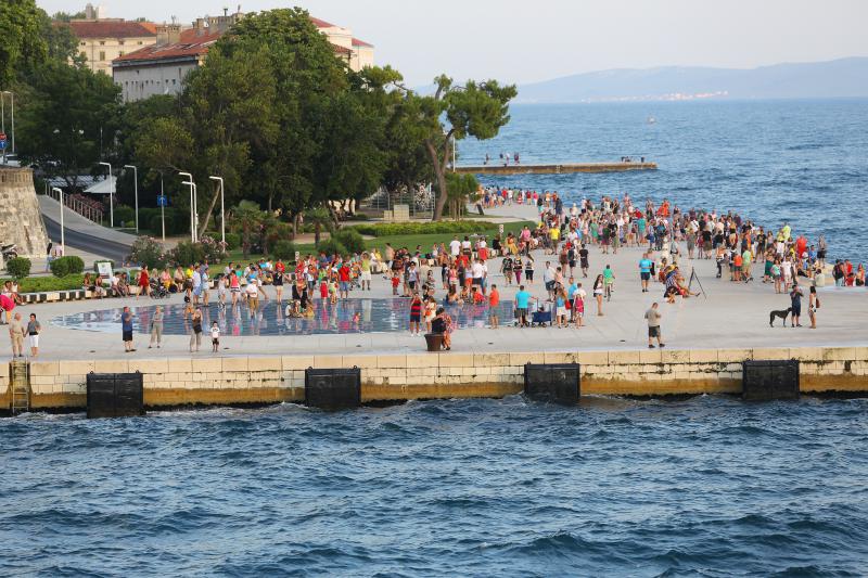 Panoramske fotografije s trajekta koji vozi od Zadra do otoka Ugljana. Photo: Filip Brala/PIXSELL Autor  Filip Brala/PIXSELL KLJUČNE RIJEČI  panorama, morske orgulje, pozdrav suncu, trajekt, riva