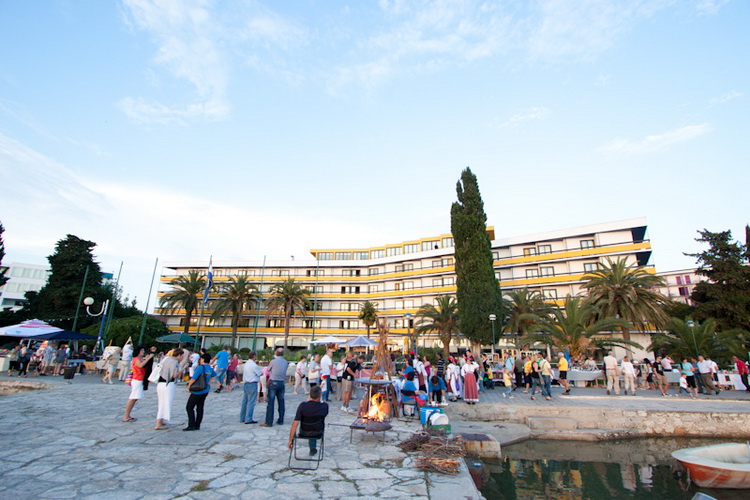 Biograd: 6. Dugi svehrvatski eno-eko-gastro-etno stol, Foto: Franjo Jurić Biograd: 6. Dugi svehrvatski eno-eko-gastro-etno stol, Foto: Franjo Jurić