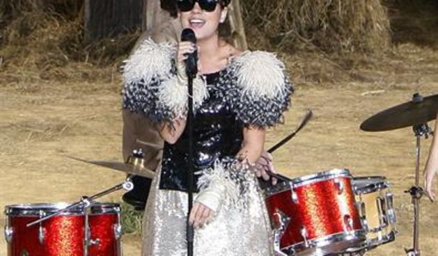 Lily Allen u najnovijim dvobojnim seksi hulahopkama Chanel (Tportal.hr)