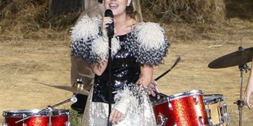 Lily Allen u najnovijim dvobojnim seksi hulahopkama Chanel (Tportal.hr)