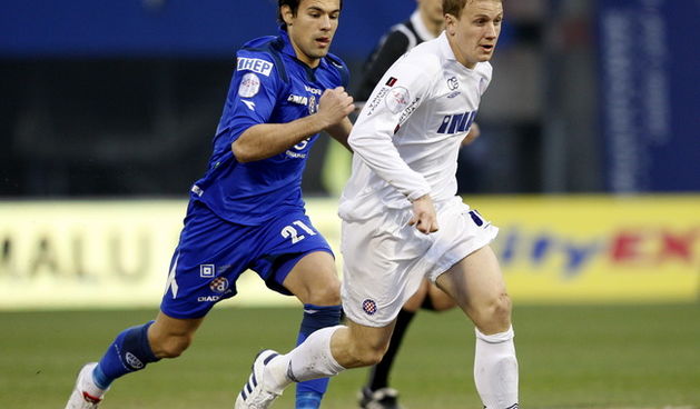 Zagreb, 240310.
Stadion Maksimir.
Prva polufinalna nogometna utakmica Hrvatskog kupa izmedju Dinama i Hajduka.
Na slici: Ivica Vrdoljak i Senijad Ibricic.
Foto: Ronald Gorsic / CROPIX