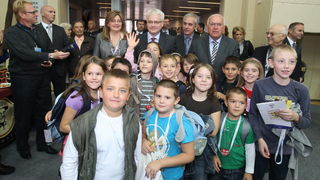 Zadar, 151010.
Predsjednik hrvatske Ivo Josipovic u sklopu posjeta Zadru obisao je i Eko etno sajam koji se ovog tjedna dogadja u dvorani na Visnjiku. Predsjednikje obisao sve izlagace (vise od 300) sa svakim se rukavao i skoro sa svakim slikao.
Na fotogr Zadar, 151010.
Predsjednik hrvatske Ivo Josipovic u sklopu posjeta Zadru obisao je i Eko etno sajam koji se ovog tjedna dogadja u dvorani na Visnjiku. Predsjednikje obisao sve izlagace (vise od 300) sa svakim se rukavao i skoro sa svakim slikao.
Na fotogr