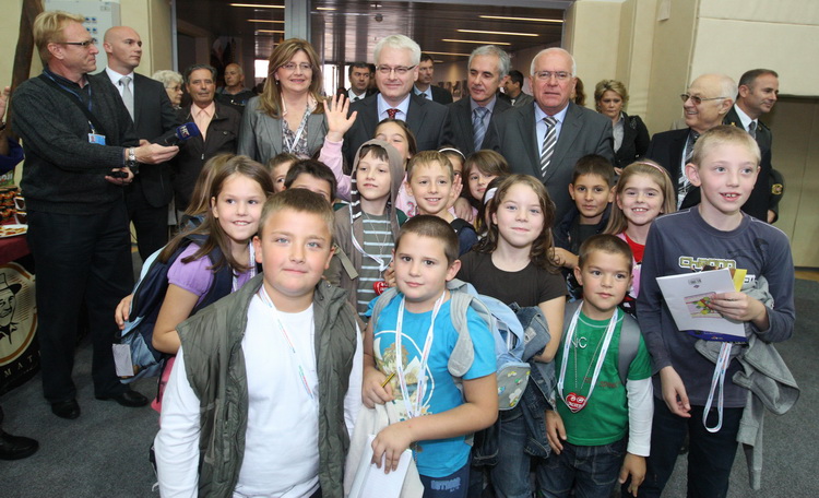 Zadar, 151010.
Predsjednik hrvatske Ivo Josipovic u sklopu posjeta Zadru obisao je i Eko etno sajam koji se ovog tjedna dogadja u dvorani na Visnjiku. Predsjednikje obisao sve izlagace (vise od 300) sa svakim se rukavao i skoro sa svakim slikao.
Na fotogr Zadar, 151010.
Predsjednik hrvatske Ivo Josipovic u sklopu posjeta Zadru obisao je i Eko etno sajam koji se ovog tjedna dogadja u dvorani na Visnjiku. Predsjednikje obisao sve izlagace (vise od 300) sa svakim se rukavao i skoro sa svakim slikao.
Na fotogr