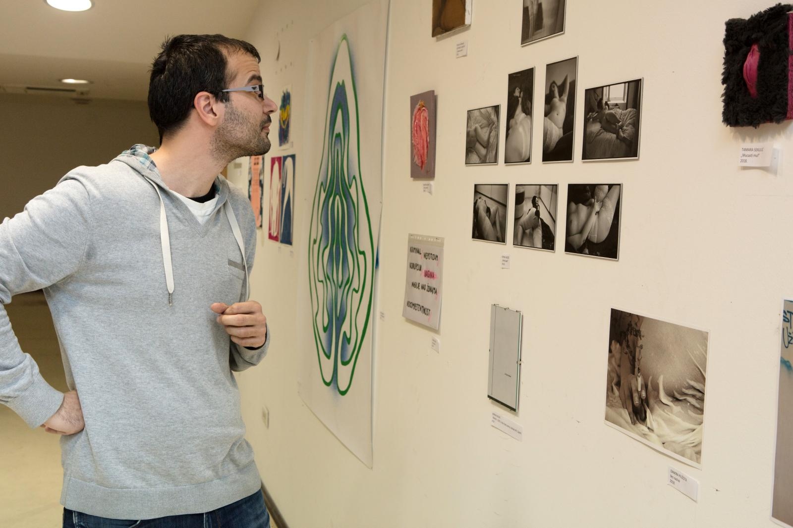 Izložbom ”Pičkin dim” 80 umjetnika uputilo tihi prosvjed protiv cenzure umjetnosti Izložbom ”Pičkin dim” 80 umjetnika uputilo tihi prosvjed protiv cenzure umjetnosti