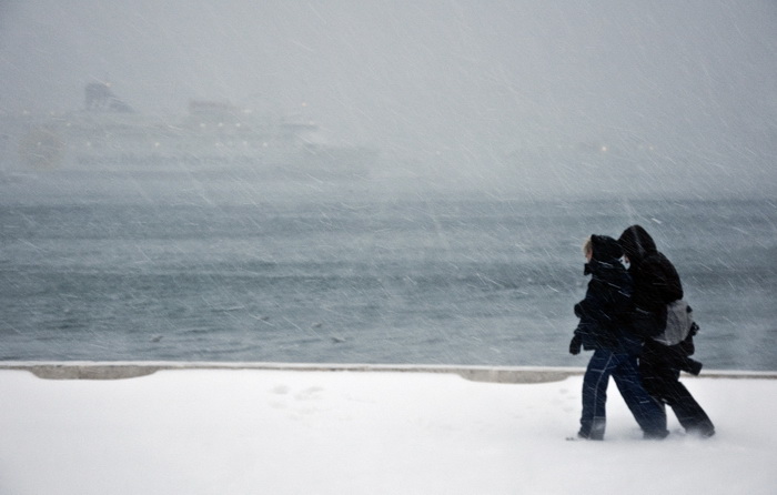 Split, 030212
Nakon nekoliko godina, danima najavljivan snijeg pao je i na Splitskom podrucju. Iako je bio najavljen, Splicani nisu bili spremni na bijeli pokrivac, te im je on uz snaznu buru otezavao svakodnevni zivot. Teperatura je bila oko -3. Najvjero Split, 030212
Nakon nekoliko godina, danima najavljivan snijeg pao je i na Splitskom podrucju. Iako je bio najavljen, Splicani nisu bili spremni na bijeli pokrivac, te im je on uz snaznu buru otezavao svakodnevni zivot. Teperatura je bila oko -3. Najvjero