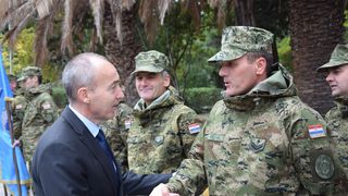 Ministar Krstičević posjetio eskadrilu transportnih helikoptera Ministar Krstičević posjetio eskadrilu transportnih helikoptera