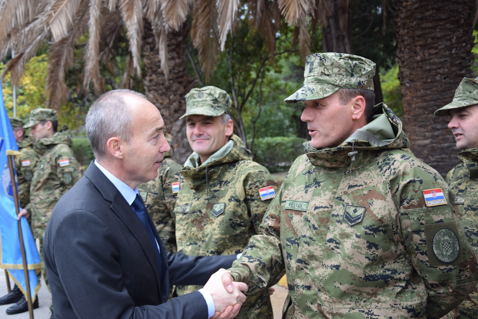 Ministar Krstičević posjetio eskadrilu transportnih helikoptera Ministar Krstičević posjetio eskadrilu transportnih helikoptera