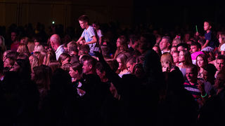 Mještani Bibinja sinoć su uživali u vrhunskom koncertu grupe Colonija na sportskom centru Crljenica Mještani Bibinja sinoć su uživali u vrhunskom koncertu grupe Colonija na sportskom centru Crljenica