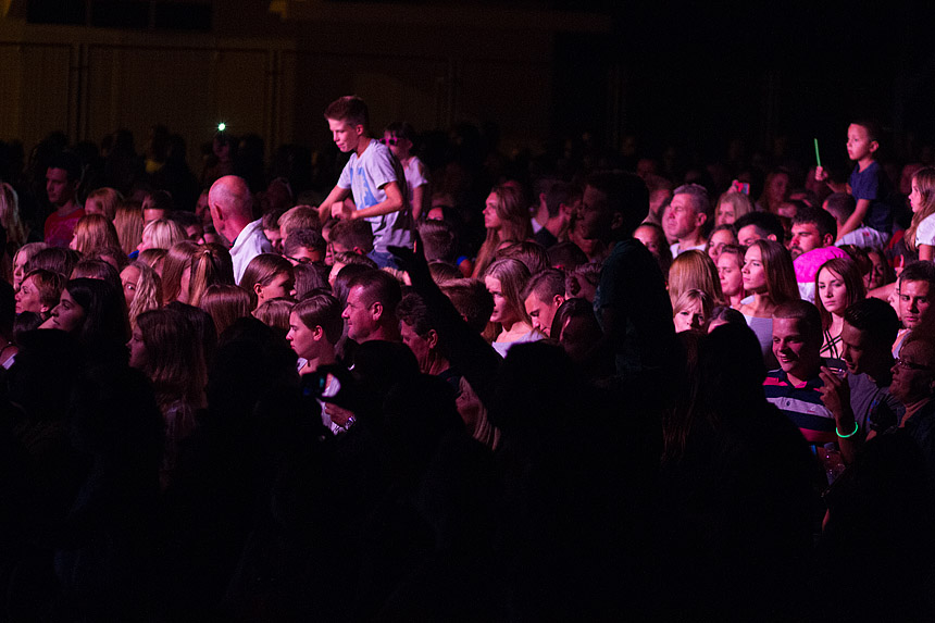 Mještani Bibinja sinoć su uživali u vrhunskom koncertu grupe Colonija na sportskom centru Crljenica Mještani Bibinja sinoć su uživali u vrhunskom koncertu grupe Colonija na sportskom centru Crljenica