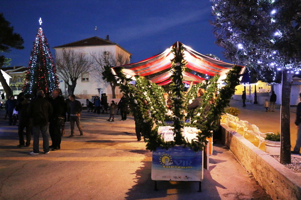 Paljenjem prve adventske svijeće i prigodnim zabavnim programom započela manifestacija Advent na otoku Viru