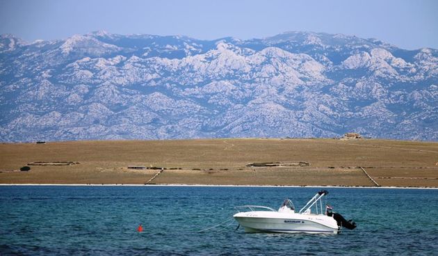 Vir, virska plaža, brod, gliser