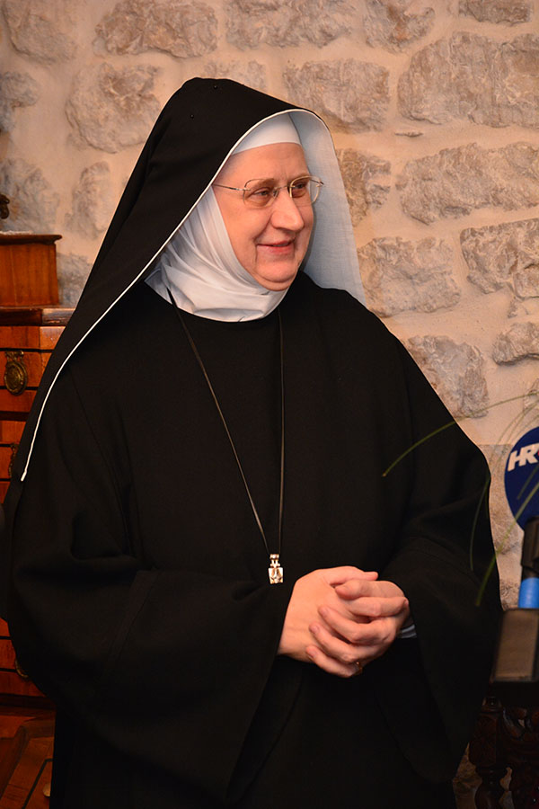 Gradonačelnik Kalmeta posjetio benediktinke; foto Iva Perinčić Gradonačelnik Kalmeta posjetio benediktinke; foto Iva Perinčić
