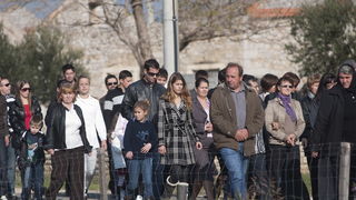 Nadin, 191111.
Clanovi 23 braniteljske udruge danas su u mimohodu od Benkovca do Skabrnje, hodnja se zaustavlja samo u Nadinu zbog polaganja vijenaca (na danasnji dan u Nadinu je ubijeno 19 civila, do sada nema optuzenih za masakr).
Foto: Luka Gerlanc / C