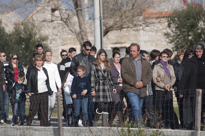 Nadin, 191111.
Clanovi 23 braniteljske udruge danas su u mimohodu od Benkovca do Skabrnje, hodnja se zaustavlja samo u Nadinu zbog polaganja vijenaca (na danasnji dan u Nadinu je ubijeno 19 civila, do sada nema optuzenih za masakr).
Foto: Luka Gerlanc / C