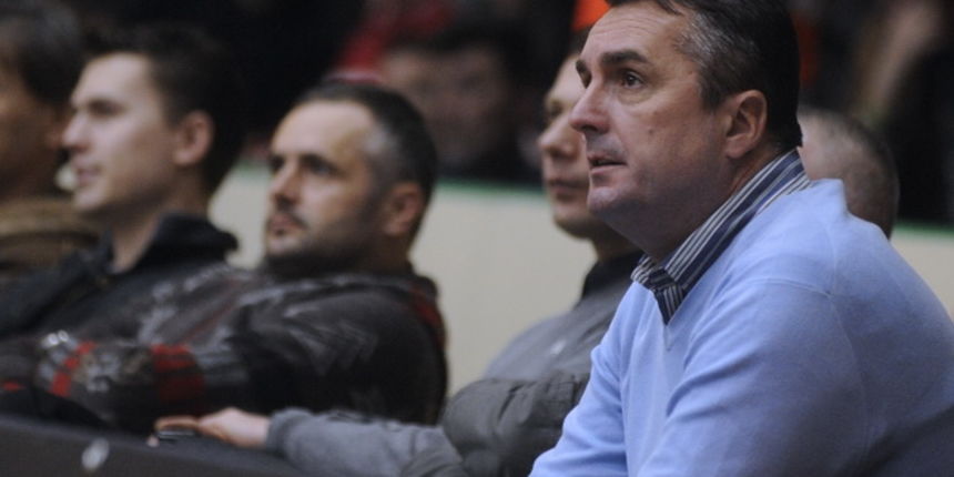 Sutinska vrela, 160110. Trenutno se u sportskoj dvorani u Sutinskim vrelima igra 16.kolo regionalne NLB lige izmedju KK Cedevite i KK Zadra. Na slici: predsjednik KK Zadra Zdenko Micic Foto: SIme Sokota / CROPIX Sutinska vrela, 160110. Trenutno se u sportskoj dvorani u Sutinskim vrelima igra 16.kolo regionalne NLB lige izmedju KK Cedevite i KK Zadra. Na slici: predsjednik KK Zadra Zdenko Micic Foto: SIme Sokota / CROPIX