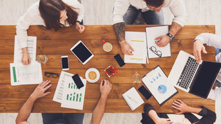 2. Stotine aplikacija potajno snima sve što kažete – Postoje doslovno stotine različitih aplikacija koje dolaze sa tajnim, skrivenim softverom koji koristi vaš mikrofon kako bi snimio sve što se događa oko vas.