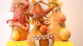 Otvorenje izlozbe Pumpkintown kojom je najavljena 11. Bucijade. Akademska slikarica Ivana Ozetski, prikupljajuci suhe buce najrazlicitijih oblika, stvorila je razne likove – puzeve, zmajeve, ribe, vrapce, labudove, ali i kuhare, fiskale, kraljeve, kraljic Otvorenje izlozbe Pumpkintown kojom je najavljena 11. Bucijade. Akademska slikarica Ivana Ozetski, prikupljajuci suhe buce najrazlicitijih oblika, stvorila je razne likove – puzeve, zmajeve, ribe, vrapce, labudove, ali i kuhare, fiskale, kraljeve, kraljic