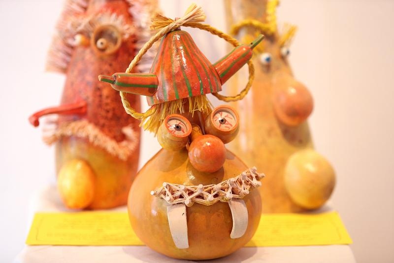 Otvorenje izlozbe Pumpkintown kojom je najavljena 11. Bucijade. Akademska slikarica Ivana Ozetski, prikupljajuci suhe buce najrazlicitijih oblika, stvorila je razne likove – puzeve, zmajeve, ribe, vrapce, labudove, ali i kuhare, fiskale, kraljeve, kraljic Otvorenje izlozbe Pumpkintown kojom je najavljena 11. Bucijade. Akademska slikarica Ivana Ozetski, prikupljajuci suhe buce najrazlicitijih oblika, stvorila je razne likove – puzeve, zmajeve, ribe, vrapce, labudove, ali i kuhare, fiskale, kraljeve, kraljic