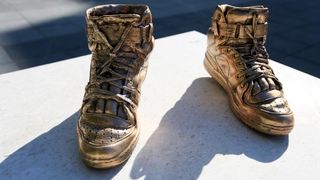 Brončane tenisice Dražena Petrovića postavljene na istoimeni šibenski trg, Foto: Duško Jaramaz/PIXSELL