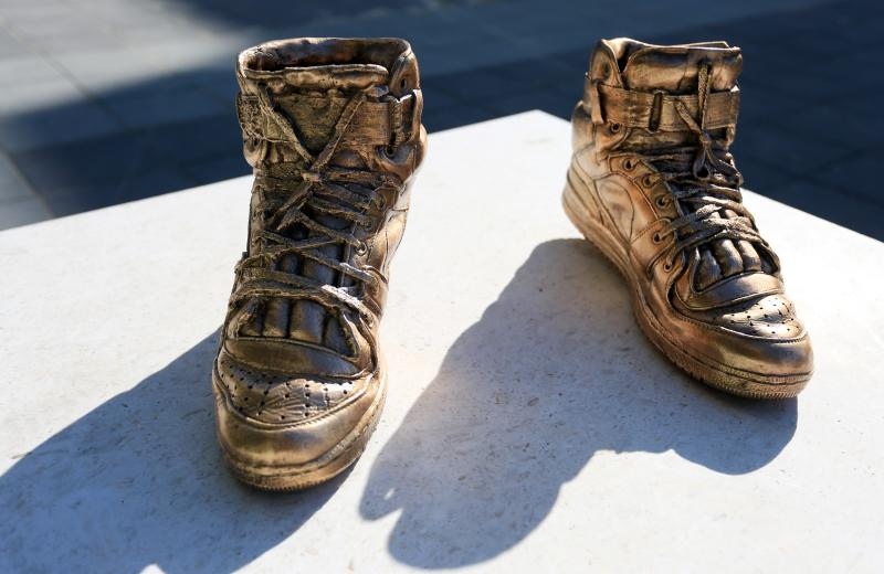 Brončane tenisice Dražena Petrovića postavljene na istoimeni šibenski trg, Foto: Duško Jaramaz/PIXSELL