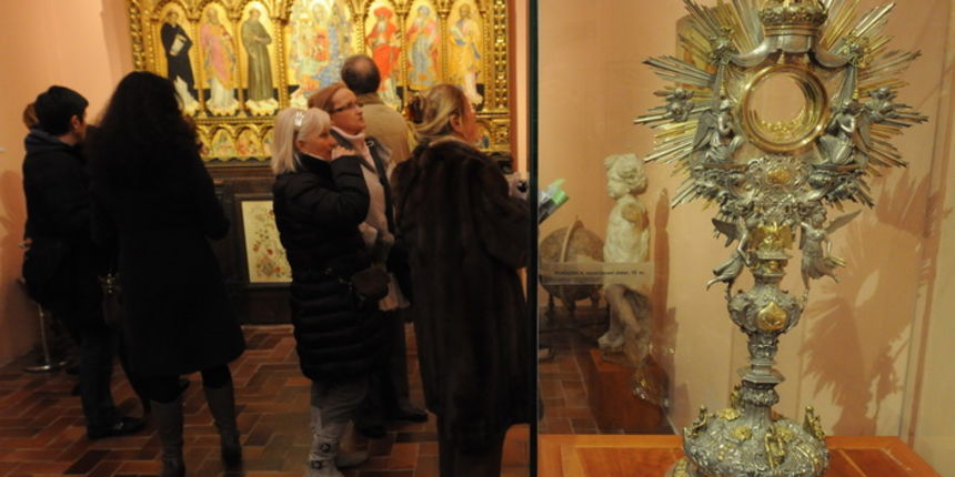 Zadar, 270112
Riznica samostana sv. Frane.
Veceras se u cijeloj hrvatskoj odrzava Noc muzeja koja traje od 18h pa do 01h ujutro, te je ulaz u sve muzeje slobodan. Noc muzeja je kulturno-turisticka manifestacija, u organizaciji Hrvatskog muzejskog drustva,